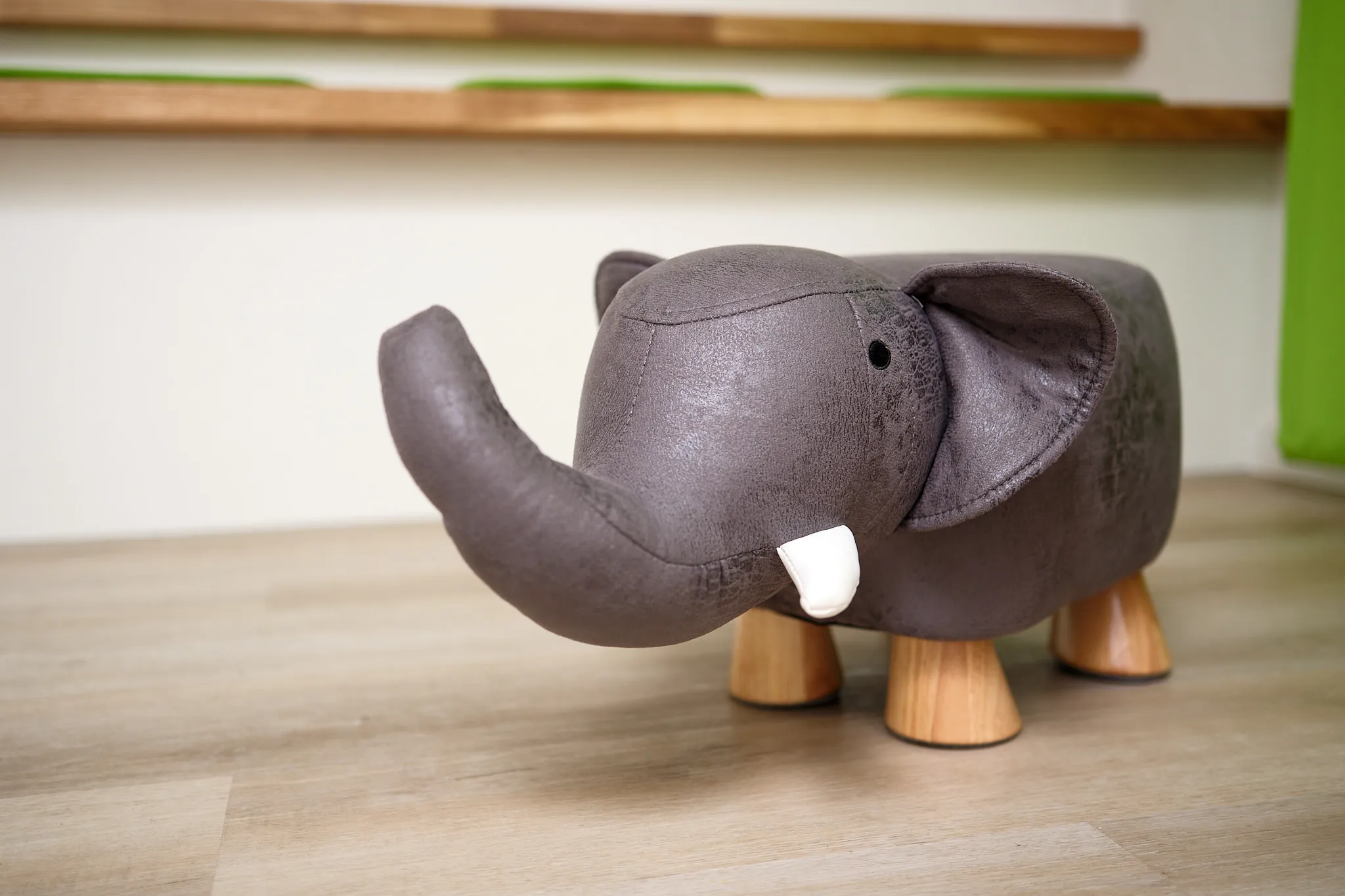 Der Elefanten-Hocker – das Maskottchen unseres Wartezimmers