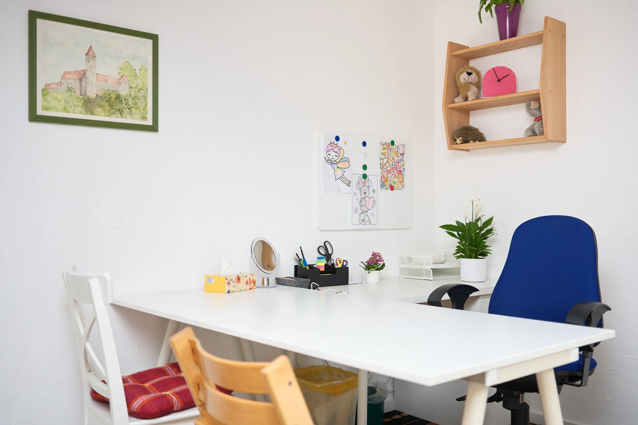 Freundlicher Therapieraum mit Tageslicht