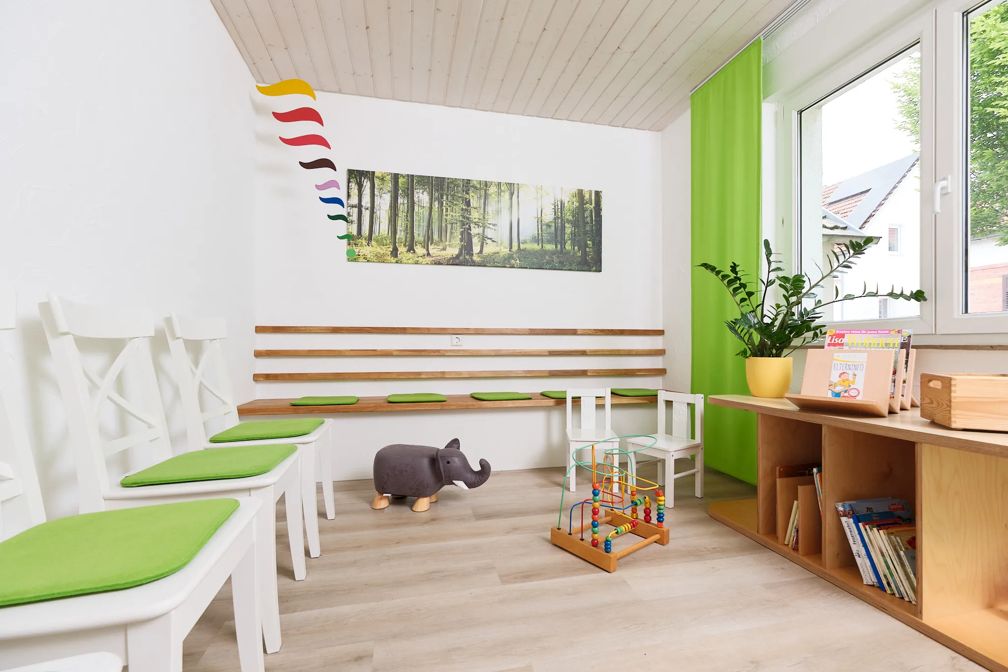 Wartezimmer mit Spielecke und Elefanten-Hocker